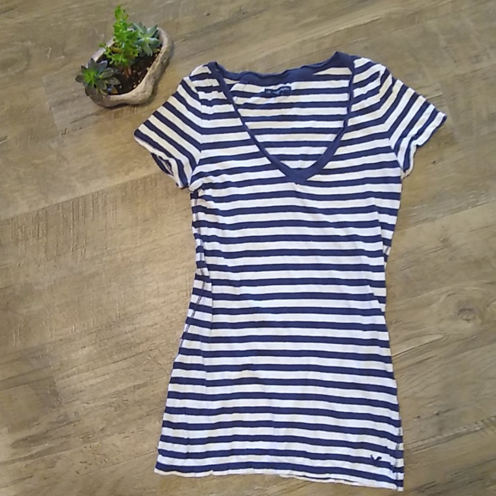 Small American Eagle striped vneck tee